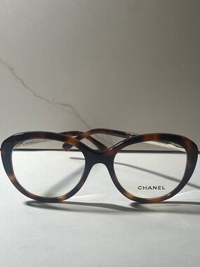Authentic CHANEL Tortoiseshell with mother of Pearl temples 3329-H c.1425